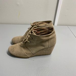 Women’s, size 9 suede tan TOMS wedges!